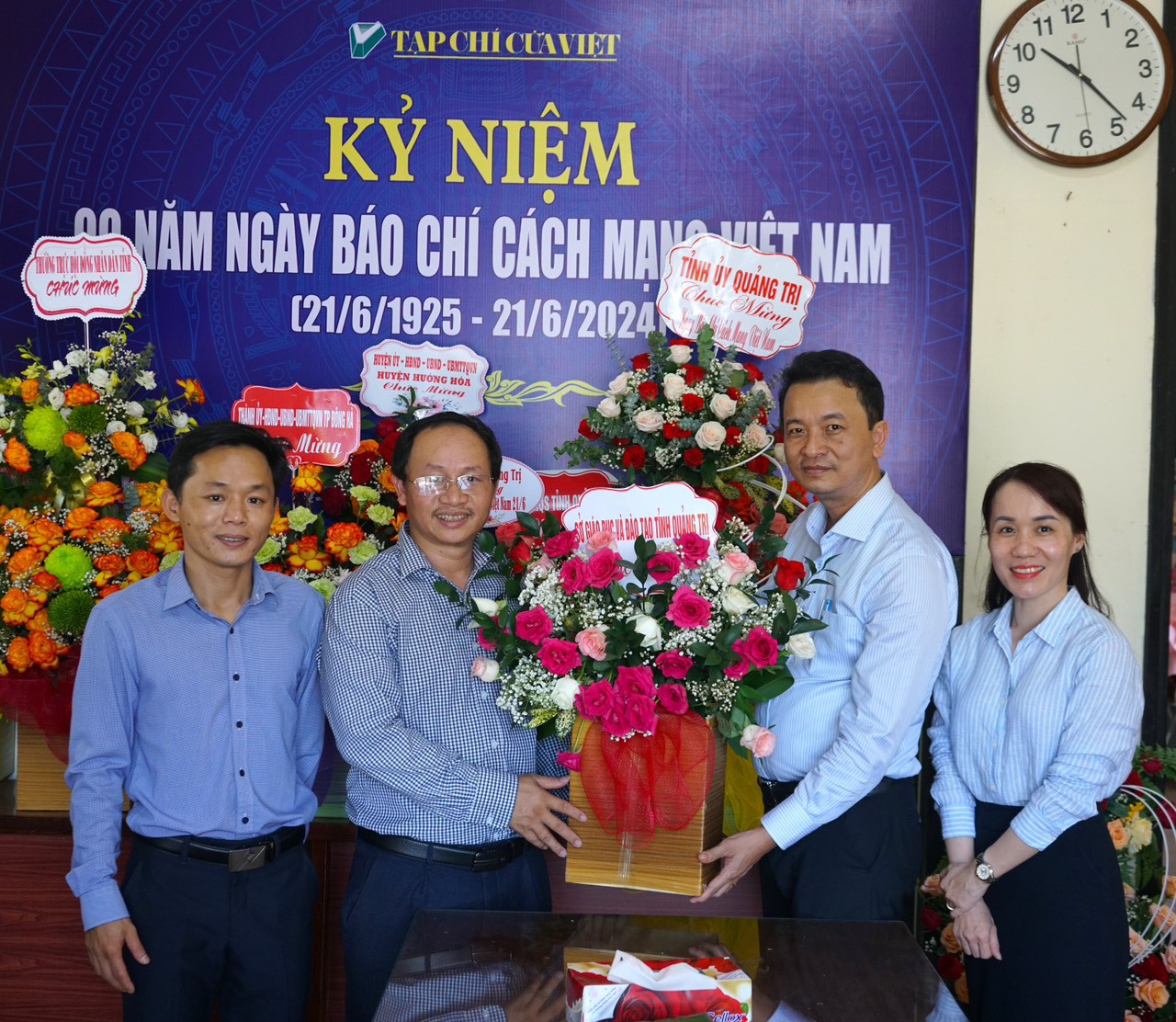 Sở GD - ĐT tặng hoa ch&uacute;c mừng